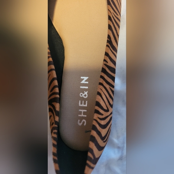 NWT Flats - Picture 2 of 4